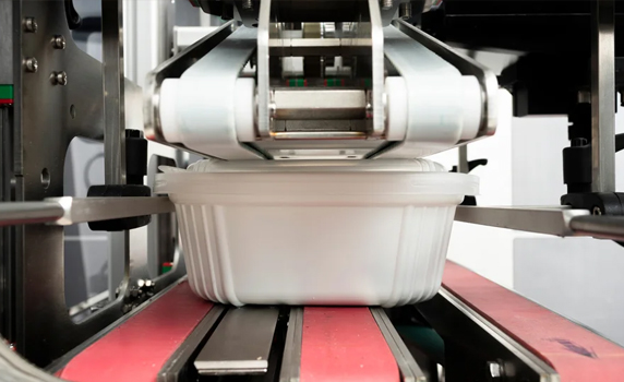 Packaging plastic products by banding