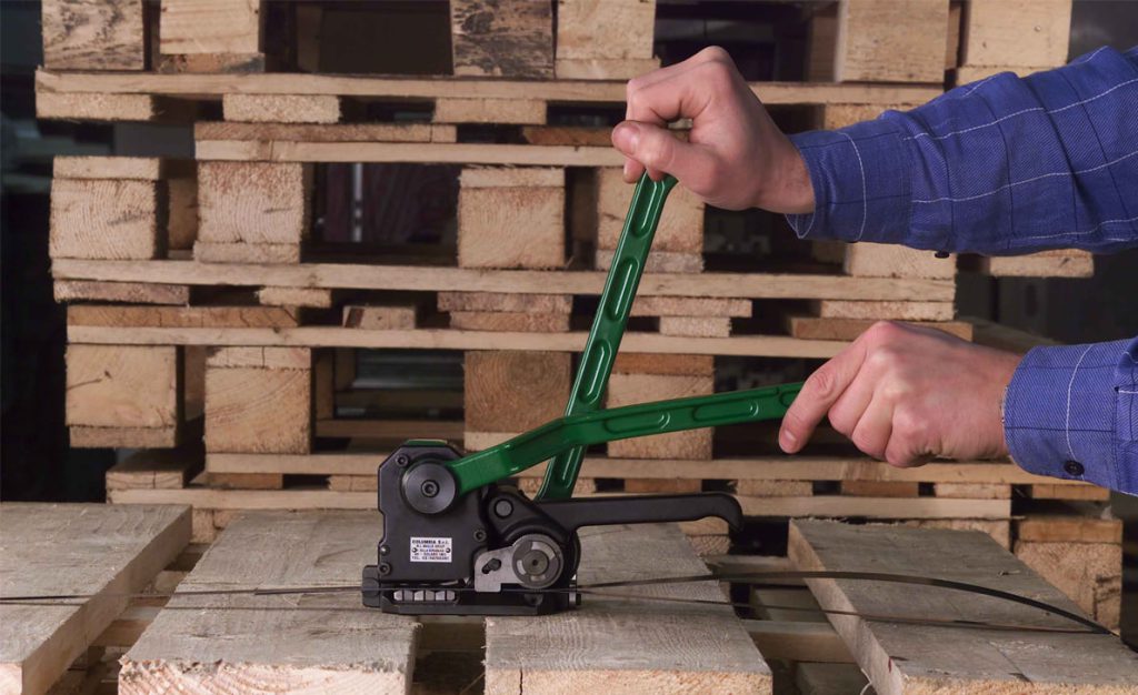 How does a strapping machine work?