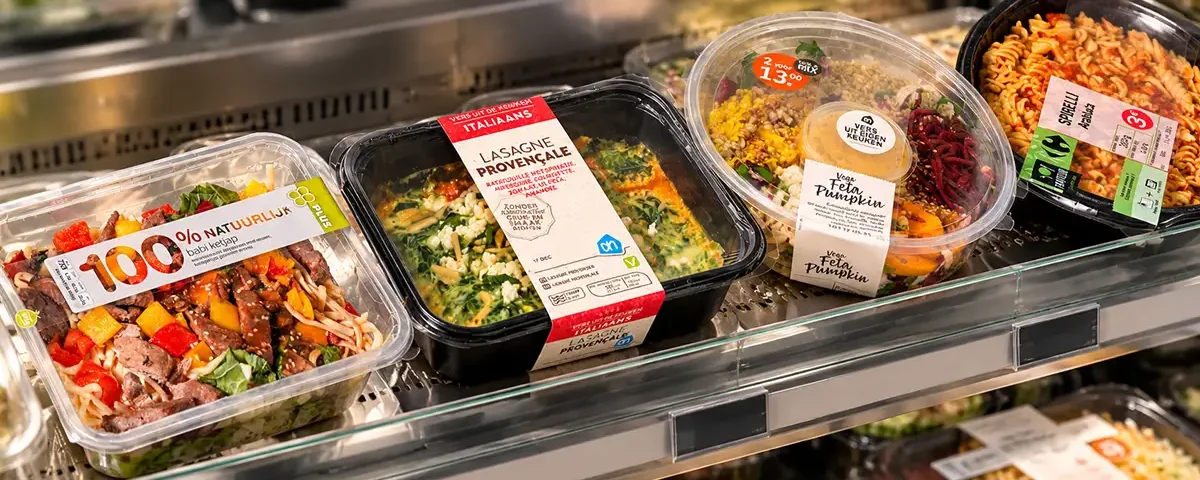 Ready meal trays with printed bands instead of adhesive labels on a chiller shelf