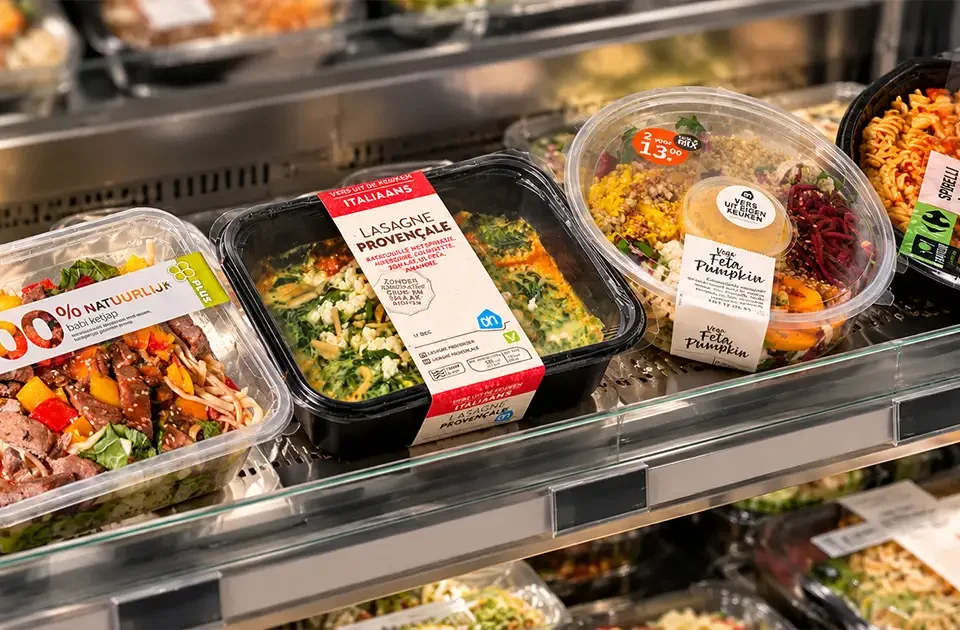 Ready meal trays with printed bands instead of adhesive labels on a chiller shelf