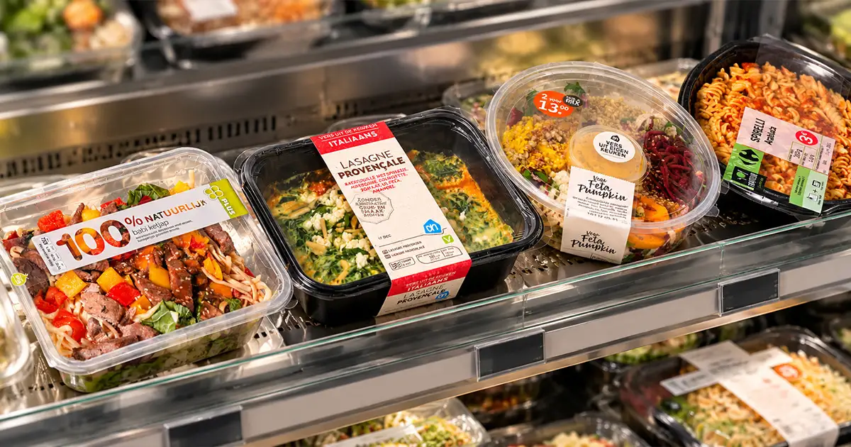 Ready meal trays with printed bands instead of adhesive labels on a chiller shelf