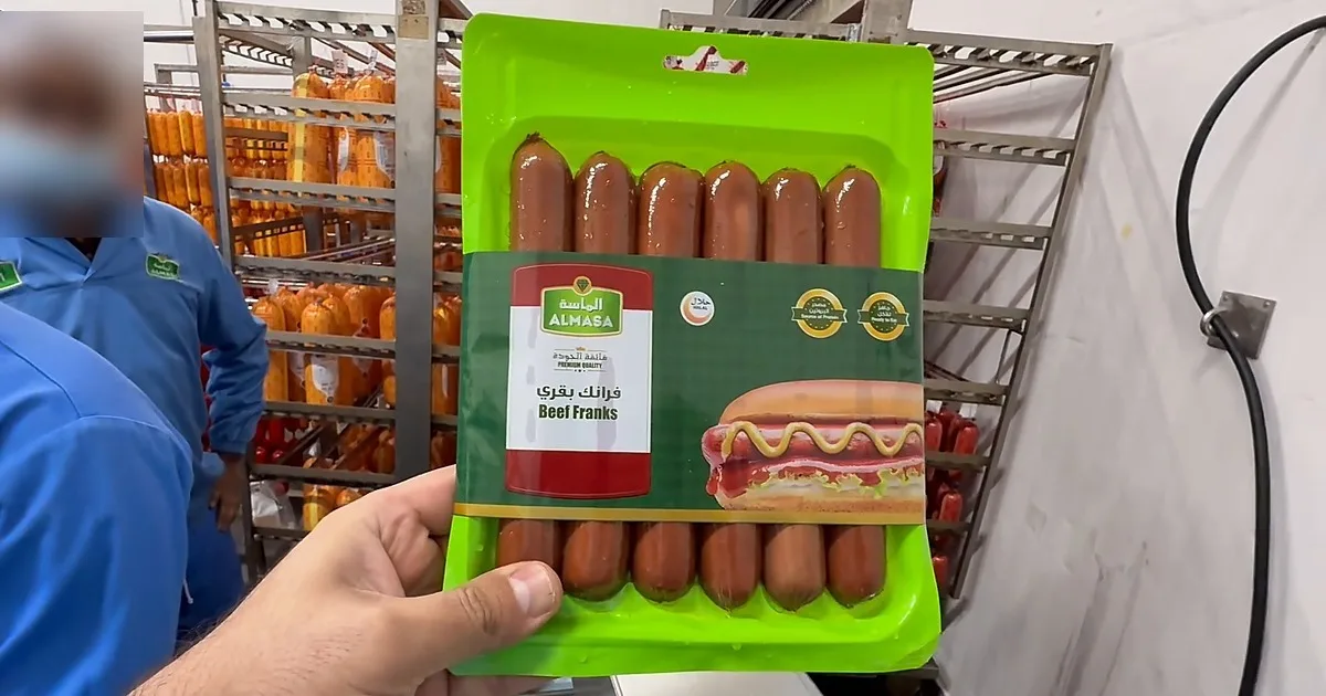 Skin packaging banding — printed film band on a beef frank skin pack